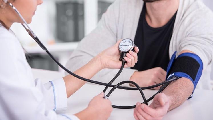 milyen nyomáson diagnosztizálják a magas vérnyomást)